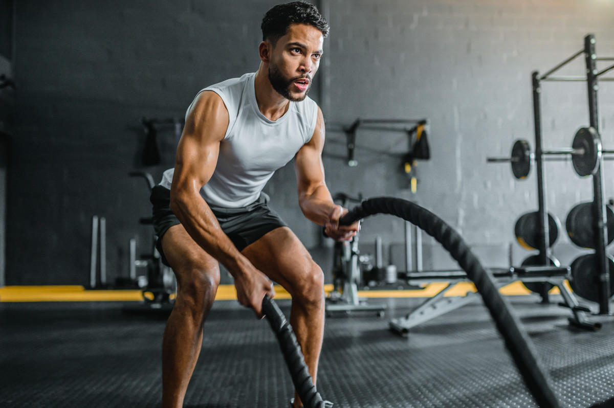 Armtraining mit Battle Ropes zur athletischen Vorbereitung im Kitesurfen und Wingfoil.