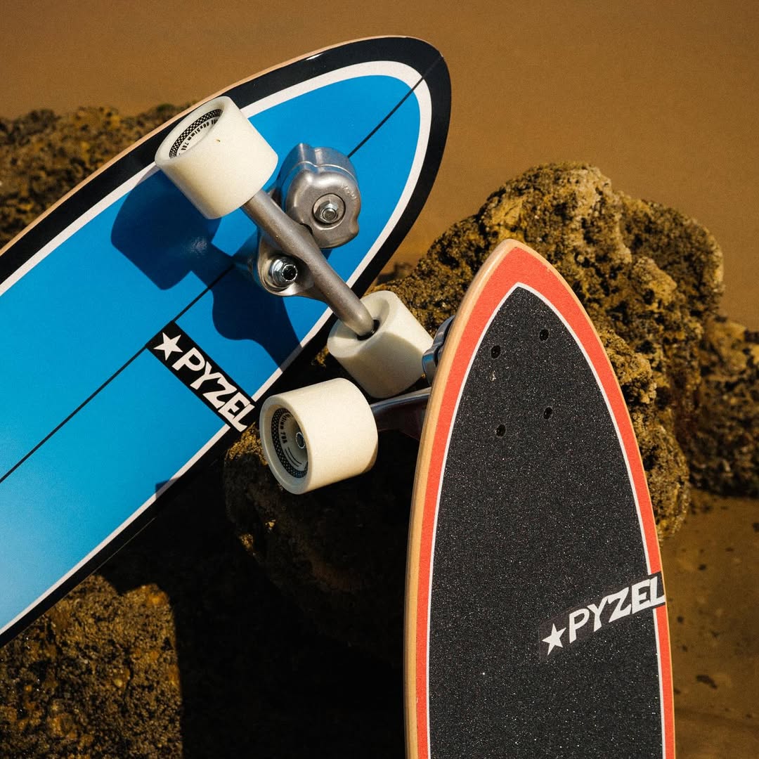 Dettaglio tavole Pyzel surfskate su roccia