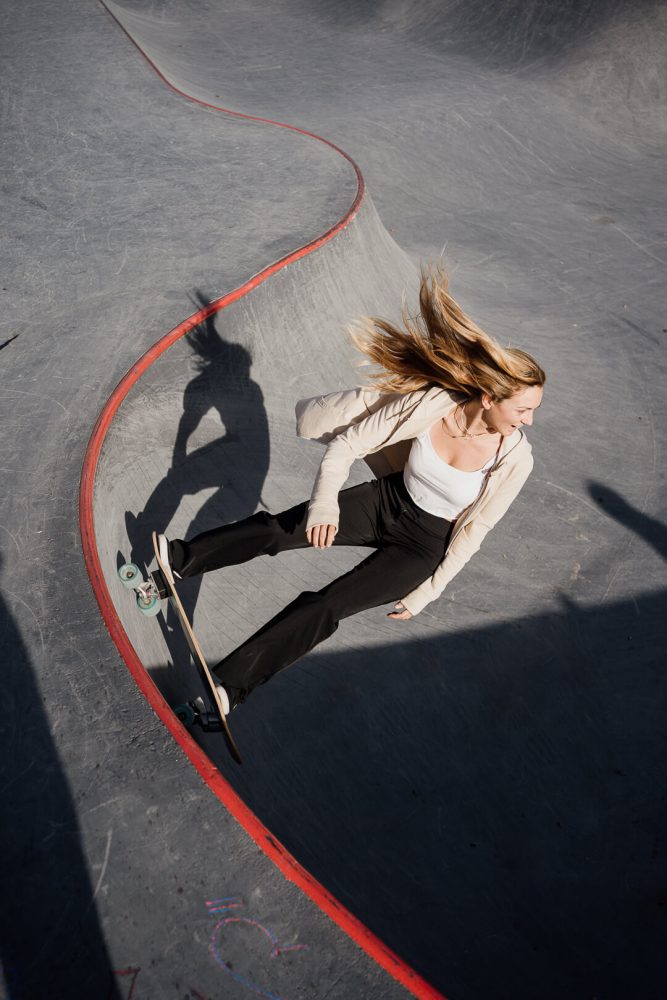 Donna che curva in bowl con surfskate