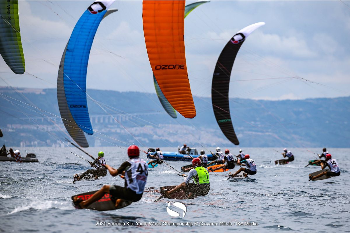 partenza gara formula kite youth con numerosi rider