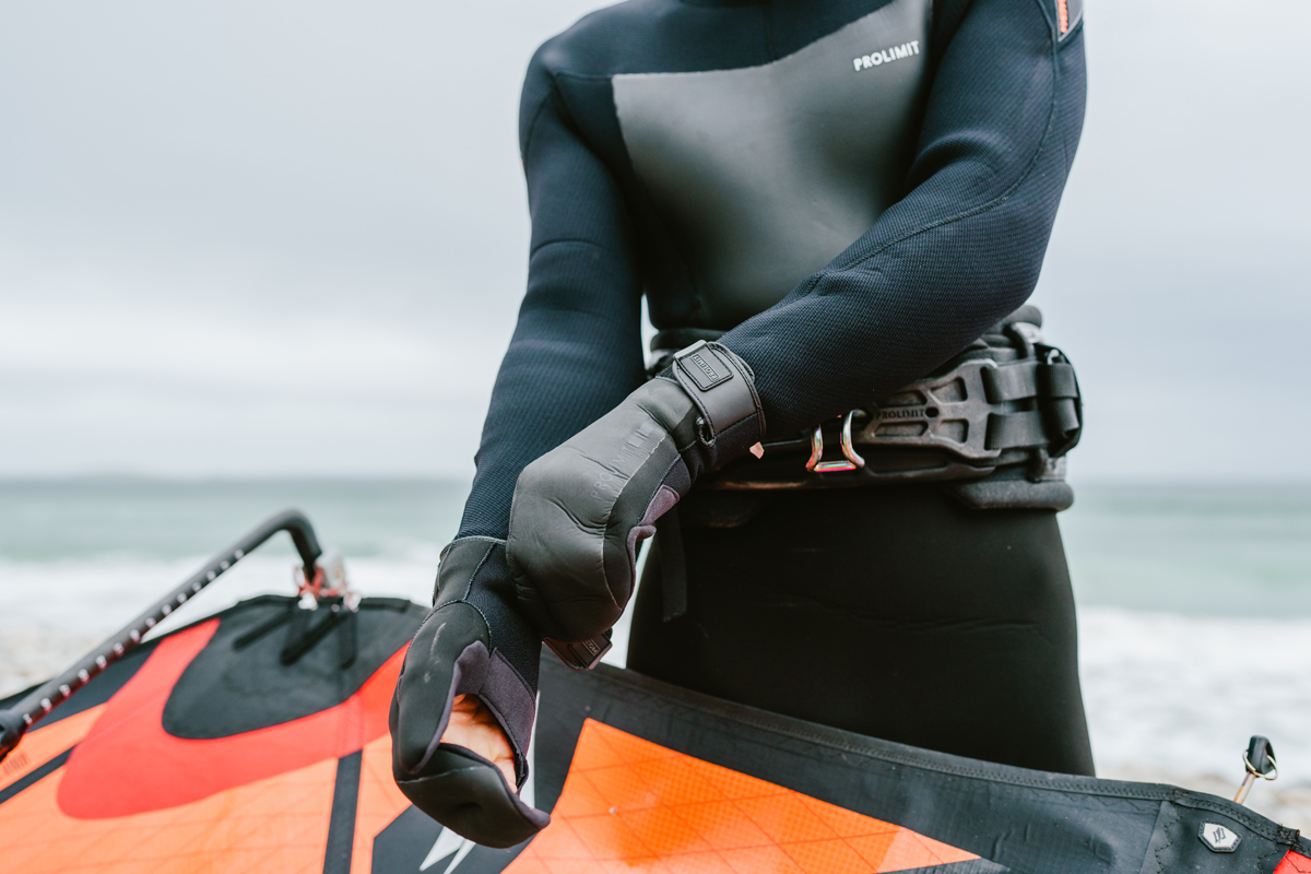 Guantes de neopreno para kitesurf en agua fría, máxima adherencia y calidez.