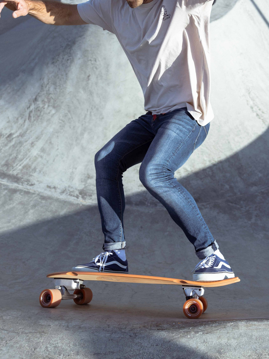 Hombre girando en skatepark con surfskate