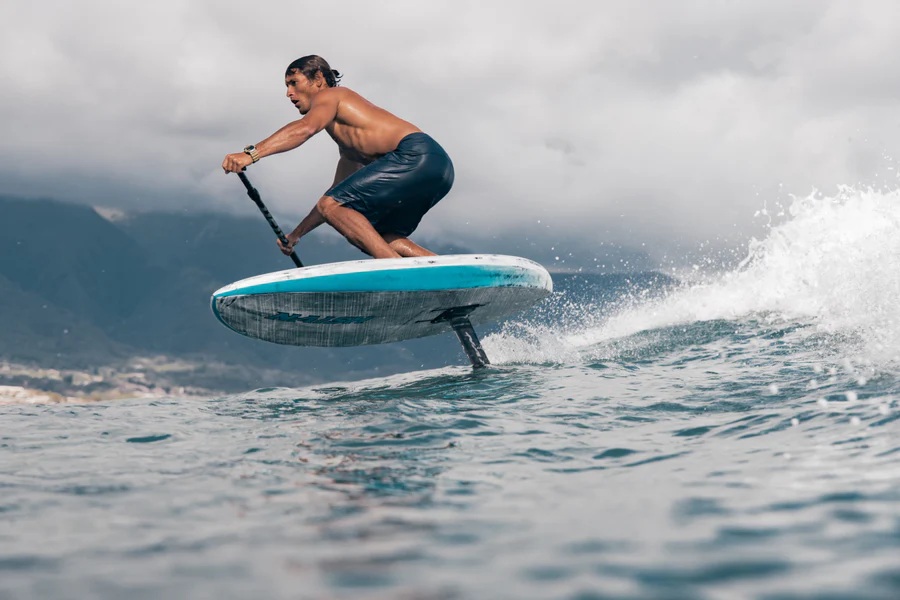 Rider sur planche de foil SUP Naish Hover en action