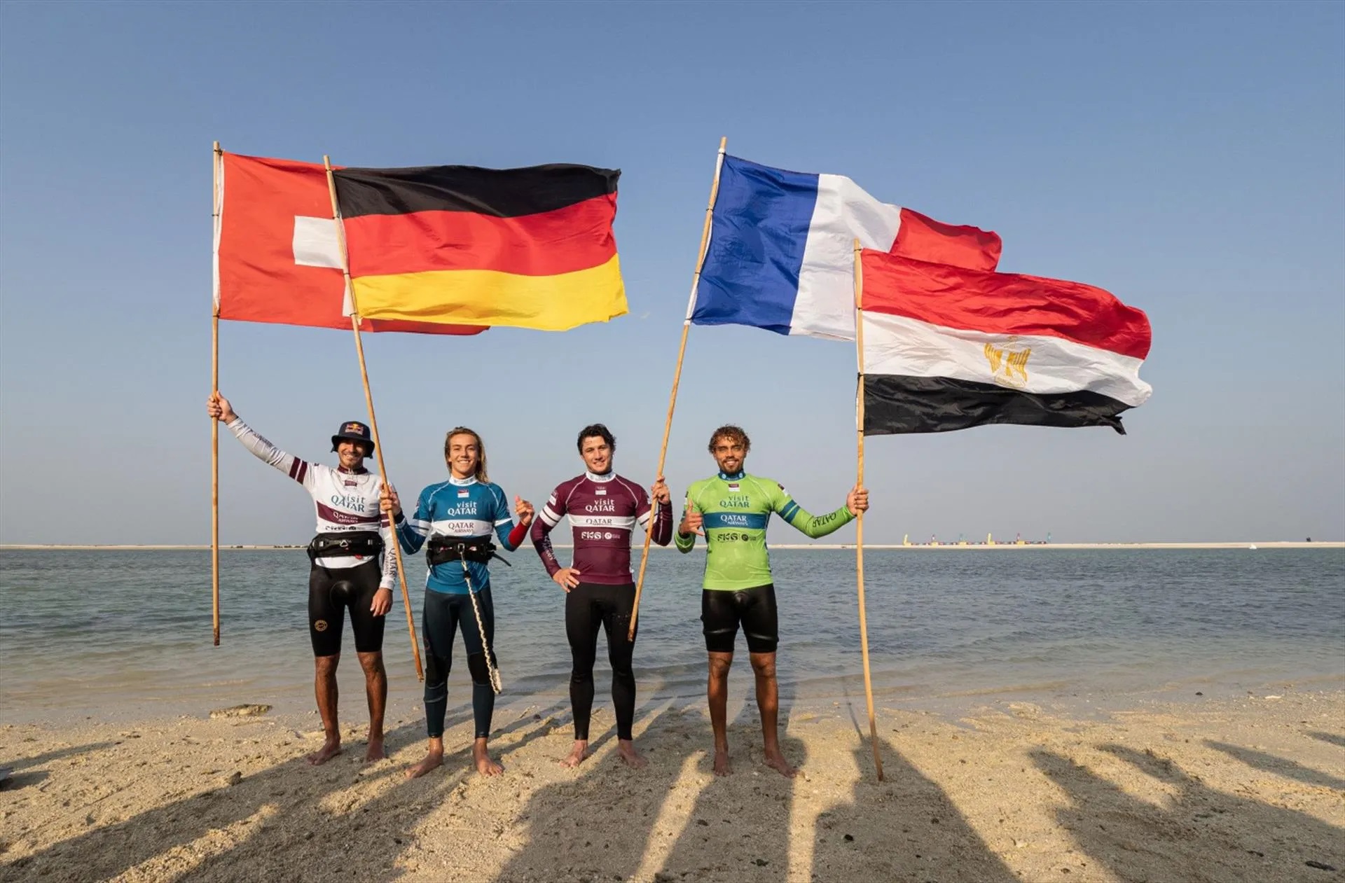 atleti sul podio con bandiere internazionali dopo gara di kitesurf