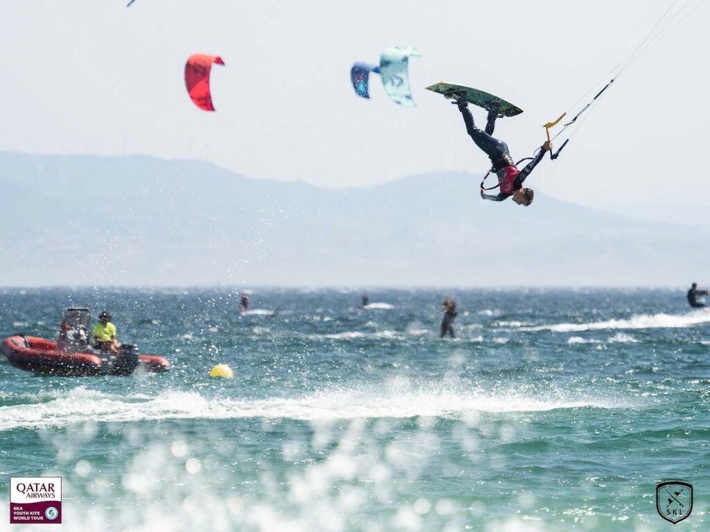 salto freestyle kitesurf durante competizione