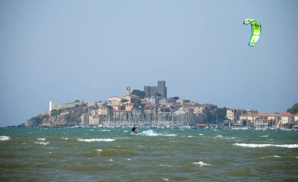 Kitesurfing in Talamone with village view