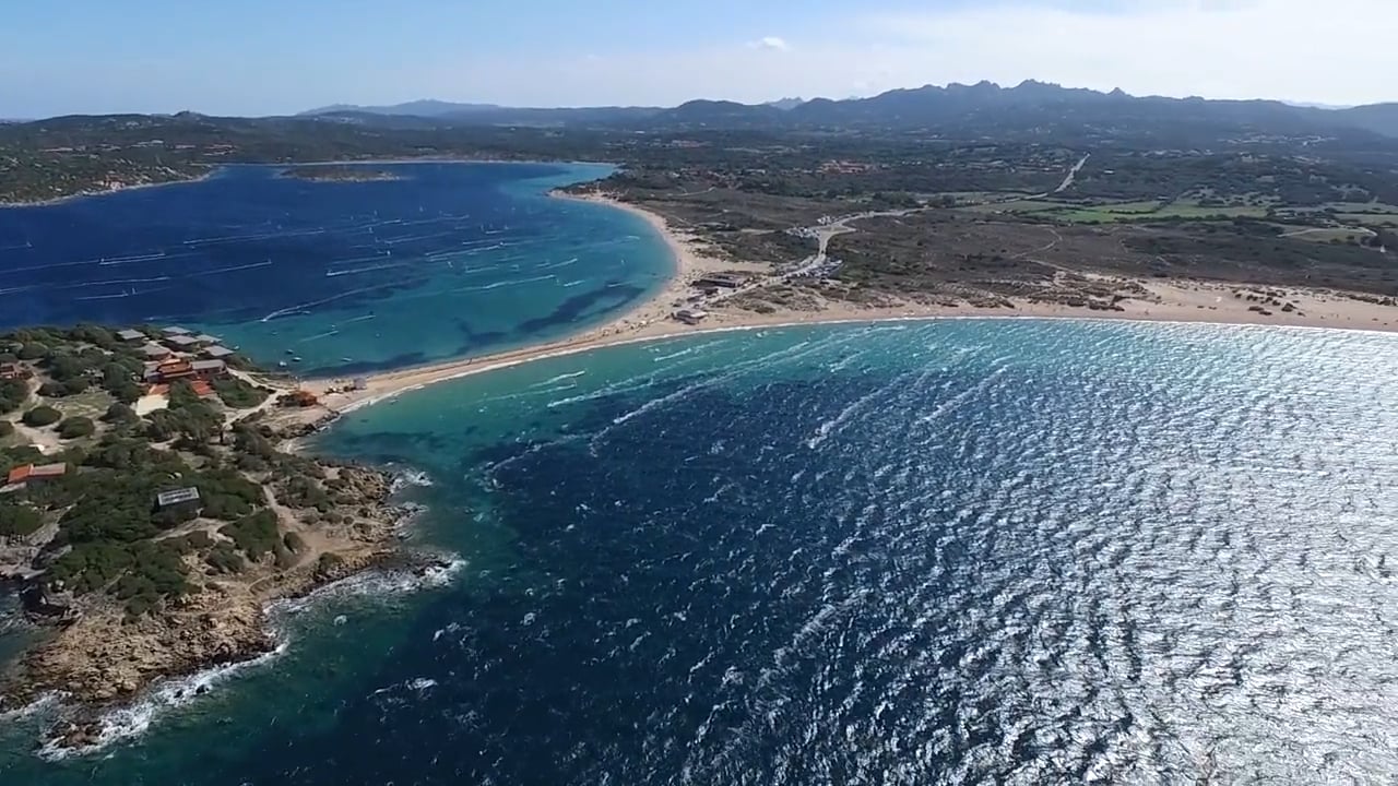 Vista aérea del spot de kitesurf de Porto Pollo en Cerdeña con agua cristalina y viento constante