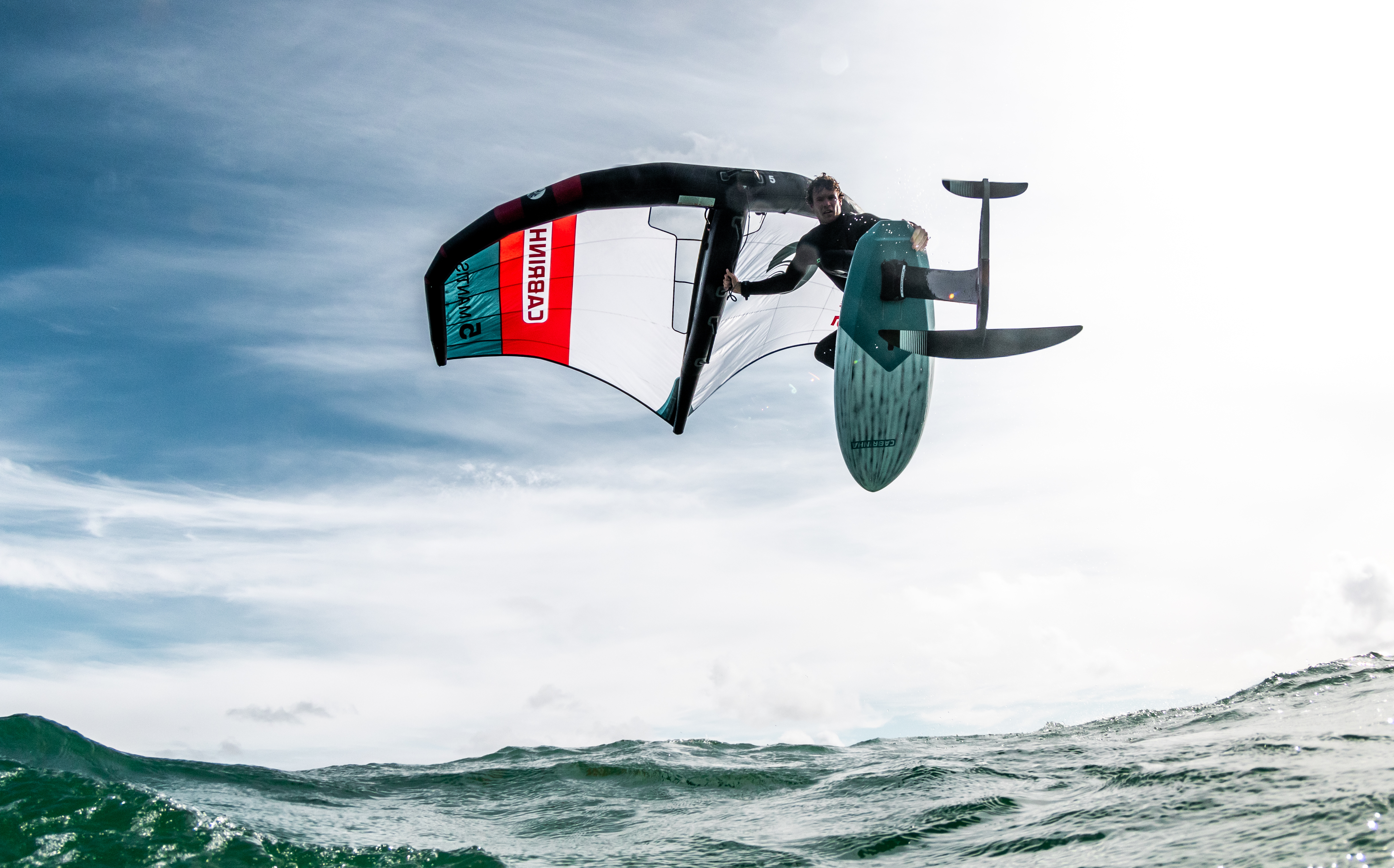 Rider saltando con wing foil Cabrinha - Adrenalina y acrobacias