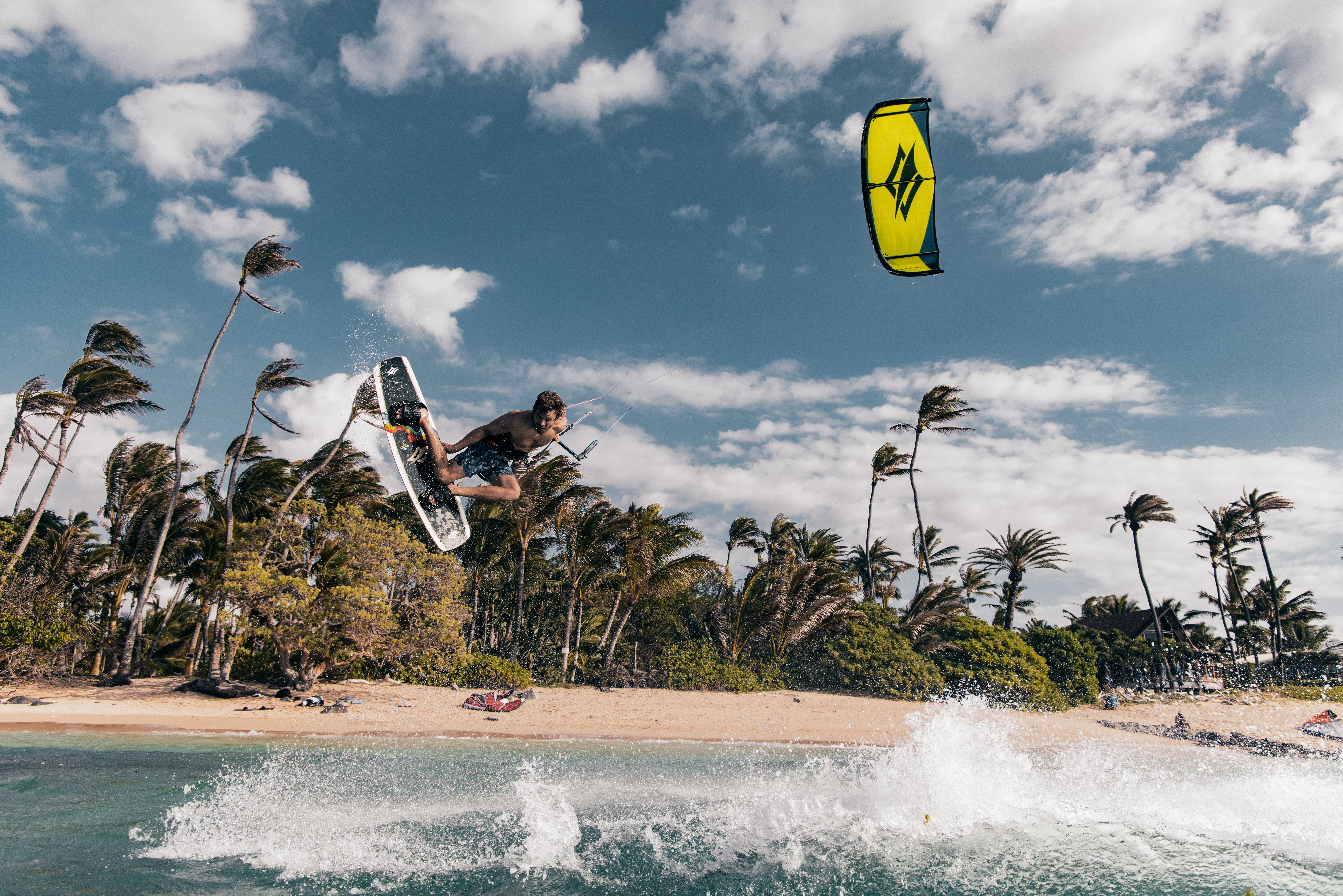 Sessione di kitesurf alle Hawaii con kiter in salto
