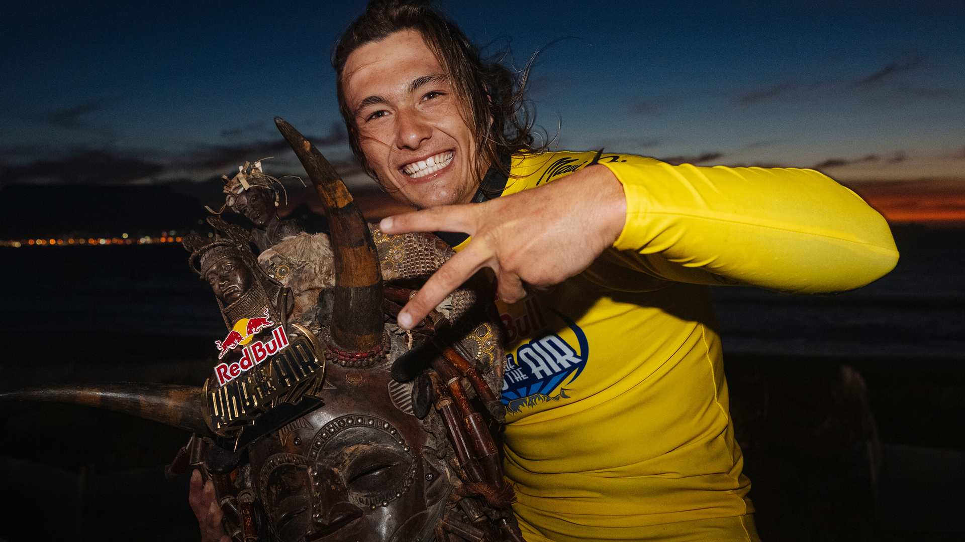 Pincipi, Sieger des Big-Air-Kitesurf-Contests zeigt begeistert die Trophäe.