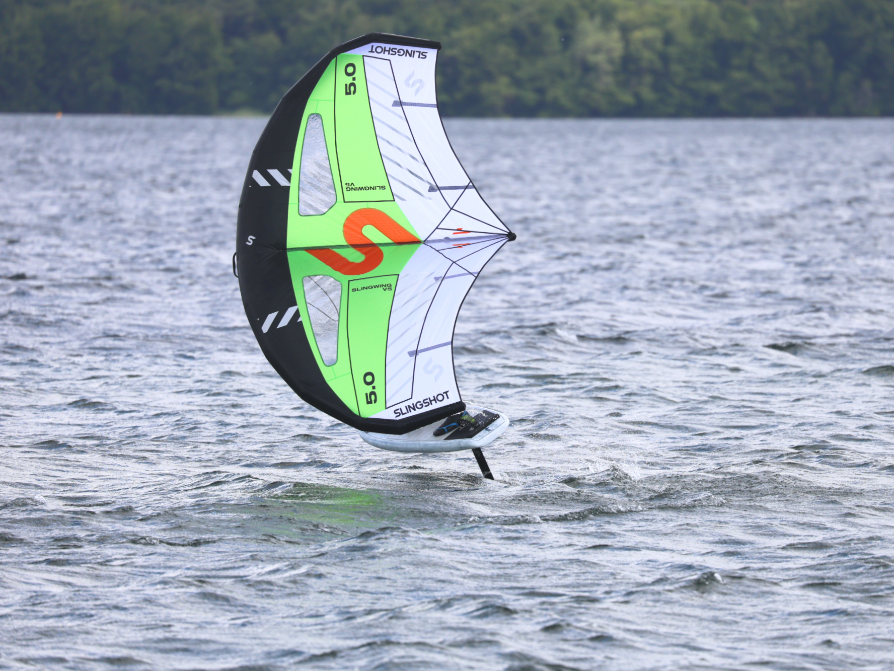 Aile Slingshot SlingWing V5 en action sur un lac, couleur vert fluo