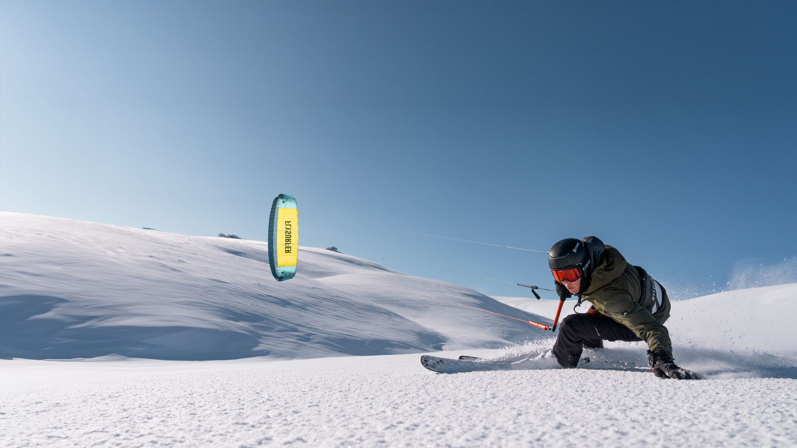 snowkite skier in carving su pendio innevato con kite gonfiabile