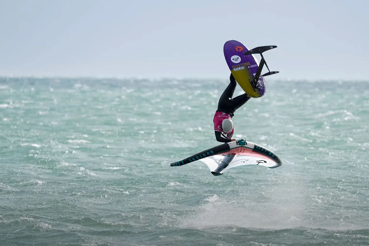 Atleta in salto acrobatico durante gara di Wing Foil 2025