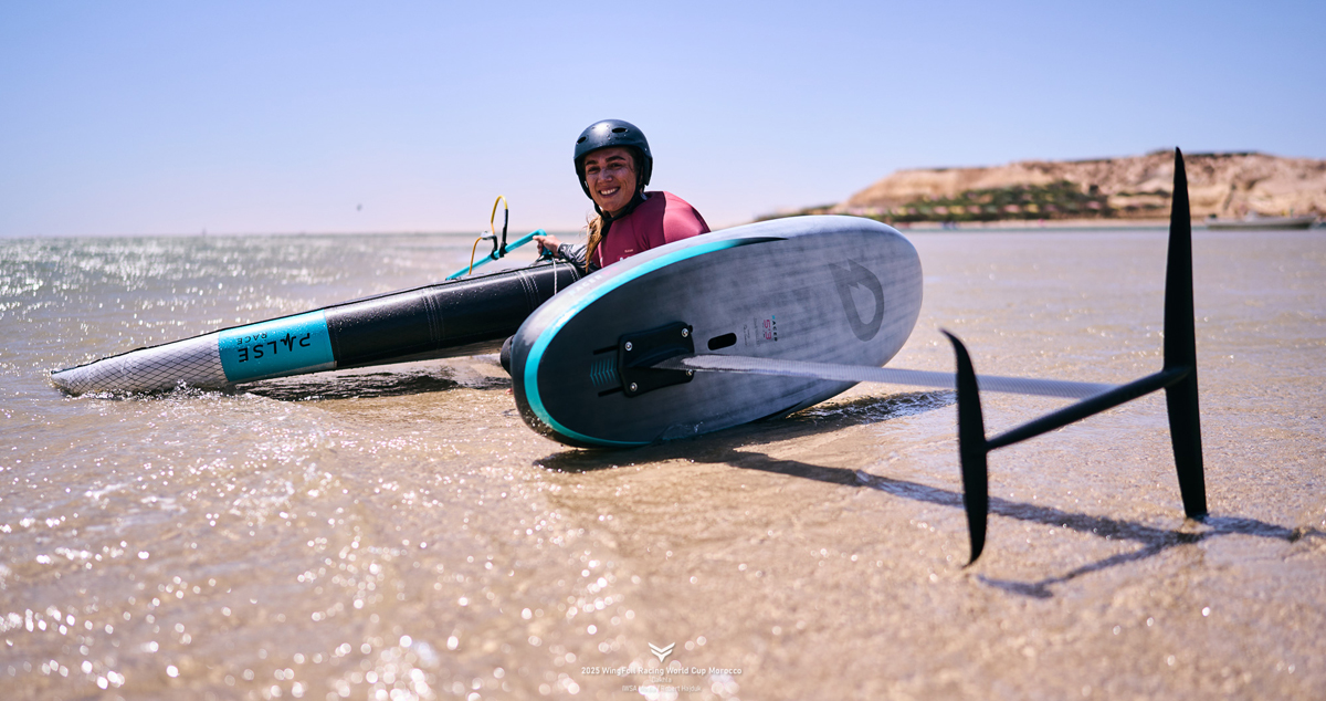 Rider sorridente con tavola foil sulla spiaggia in Marocco